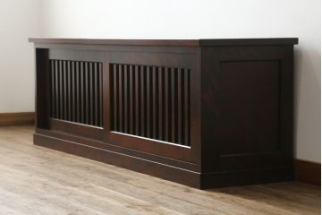 中古　美品　カバ材　落ち着いた色味が美しいモダンな縦桟引き戸の民芸テレビ台(ローボード、テレビボード、サイドボード、サイドキャビネット、収納棚)(R-071039)