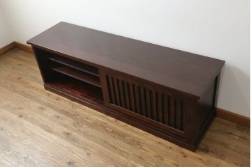 中古　美品　カバ材　落ち着いた色味が美しいモダンな縦桟引き戸の民芸テレビ台(ローボード、テレビボード、サイドボード、サイドキャビネット、収納棚)(R-071039)