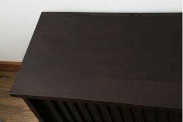 中古　美品　カバ材　落ち着いた色味が美しいモダンな縦桟引き戸の民芸テレビ台(ローボード、テレビボード、サイドボード、サイドキャビネット、収納棚)(R-071039)