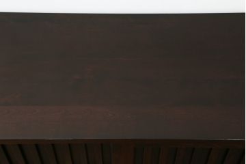 中古　美品　カバ材　落ち着いた色味が美しいモダンな縦桟引き戸の民芸テレビ台(ローボード、テレビボード、サイドボード、サイドキャビネット、収納棚)(R-071039)