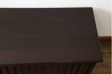 中古　美品　カバ材　落ち着いた色味が美しいモダンな縦桟引き戸の民芸テレビ台(ローボード、テレビボード、サイドボード、サイドキャビネット、収納棚)(R-071039)