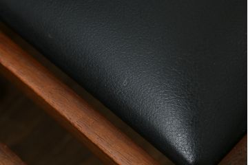 デンマークビンテージ　チーク材　本革調(合成皮革)　あたたかみのある雰囲気が魅力のダイニングチェア4脚セット(椅子、イス、ヴィンテージ、北欧)(R-071043)です