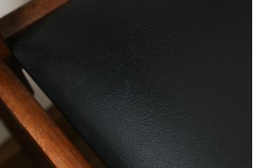 デンマークビンテージ　チーク材　本革調(合成皮革)　あたたかみのある雰囲気が魅力のダイニングチェア4脚セット(椅子、イス、ヴィンテージ、北欧)(R-071043)です