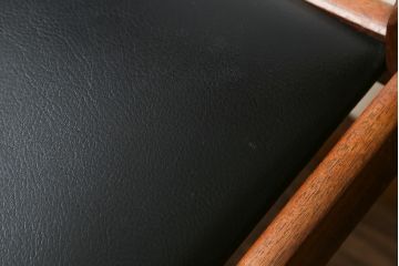 デンマークビンテージ　チーク材　本革調(合成皮革)　あたたかみのある雰囲気が魅力のダイニングチェア4脚セット(椅子、イス、ヴィンテージ、北欧)(R-071043)です