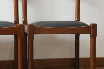 デンマークビンテージ　チーク材　本革調(合成皮革)　あたたかみのある雰囲気が魅力のダイニングチェア4脚セット(椅子、イス、ヴィンテージ、北欧)(R-071043)です