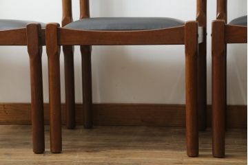 デンマークビンテージ　チーク材　本革調(合成皮革)　あたたかみのある雰囲気が魅力のダイニングチェア4脚セット(椅子、イス、ヴィンテージ、北欧)(R-071043)です
