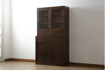 中古　美品　軽井沢彫り　隅々まで施された桜の彫りが美しい二段重ね食器棚(カップボード、キャビネット、飾り棚、収納棚、戸棚、引き出し)(R-071054)