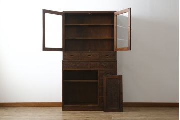 中古　美品　軽井沢彫り　隅々まで施された桜の彫りが美しい二段重ね食器棚(カップボード、キャビネット、飾り棚、収納棚、戸棚、引き出し)(R-071054)