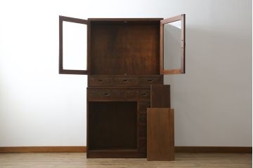 中古　美品　軽井沢彫り　隅々まで施された桜の彫りが美しい二段重ね食器棚(カップボード、キャビネット、飾り棚、収納棚、戸棚、引き出し)(R-071054)