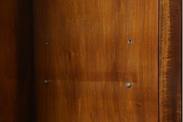 中古　美品　軽井沢彫り　隅々まで施された桜の彫りが美しい二段重ね食器棚(カップボード、キャビネット、飾り棚、収納棚、戸棚、引き出し)(R-071054)
