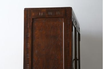 中古　美品　軽井沢彫り　隅々まで施された桜の彫りが美しい二段重ね食器棚(カップボード、キャビネット、飾り棚、収納棚、戸棚、引き出し)(R-071054)