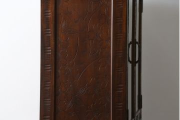 中古　美品　軽井沢彫り　隅々まで施された桜の彫りが美しい二段重ね食器棚(カップボード、キャビネット、飾り棚、収納棚、戸棚、引き出し)(R-071054)
