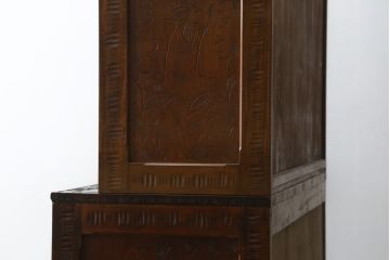 中古　美品　軽井沢彫り　隅々まで施された桜の彫りが美しい二段重ね食器棚(カップボード、キャビネット、飾り棚、収納棚、戸棚、引き出し)(R-071054)