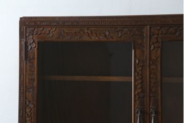 中古　美品　軽井沢彫り　隅々まで施された桜の彫りが美しい二段重ね食器棚(カップボード、キャビネット、飾り棚、収納棚、戸棚、引き出し)(R-071054)