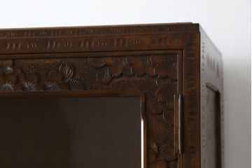 中古　美品　軽井沢彫り　隅々まで施された桜の彫りが美しい二段重ね食器棚(カップボード、キャビネット、飾り棚、収納棚、戸棚、引き出し)(R-071054)