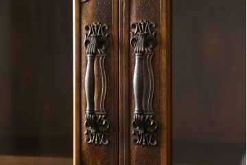 中古　美品　軽井沢彫り　隅々まで施された桜の彫りが美しい二段重ね食器棚(カップボード、キャビネット、飾り棚、収納棚、戸棚、引き出し)(R-071054)