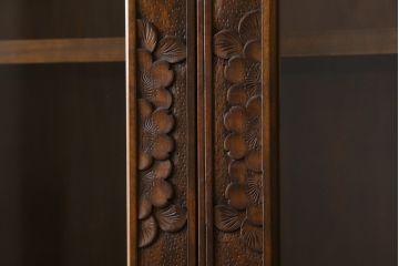 中古　美品　軽井沢彫り　隅々まで施された桜の彫りが美しい二段重ね食器棚(カップボード、キャビネット、飾り棚、収納棚、戸棚、引き出し)(R-071054)