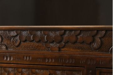 中古　美品　軽井沢彫り　隅々まで施された桜の彫りが美しい二段重ね食器棚(カップボード、キャビネット、飾り棚、収納棚、戸棚、引き出し)(R-071054)