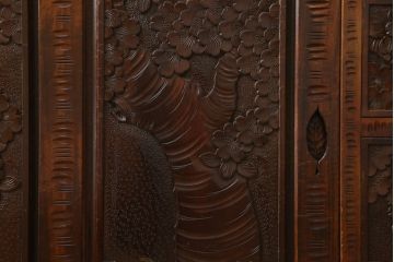 中古　美品　軽井沢彫り　隅々まで施された桜の彫りが美しい二段重ね食器棚(カップボード、キャビネット、飾り棚、収納棚、戸棚、引き出し)(R-071054)