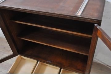 中古　美品　軽井沢彫り　隅々まで施された桜の彫りが美しい収納棚(本棚、キャビネット、サイドキャビネット、食器棚、飾り棚、戸棚)(R-071055)