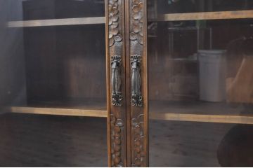 中古　美品　軽井沢彫り　隅々まで施された桜の彫りが美しい収納棚(本棚、キャビネット、サイドキャビネット、食器棚、飾り棚、戸棚)(R-071055)