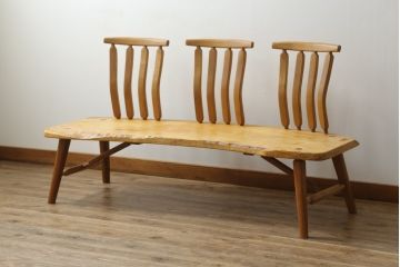 中古　国産　職人手作り品　ユニークなデザインが魅力的　栃の木の座面と栗材の背もたれのベンチ(長椅子、木製ベンチ、板座チェア、3人掛け)(R-071059)