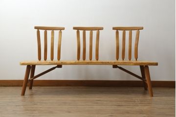 中古　国産　職人手作り品　ユニークなデザインが魅力的　栃の木の座面と栗材の背もたれのベンチ(長椅子、木製ベンチ、板座チェア、3人掛け)(R-071059)