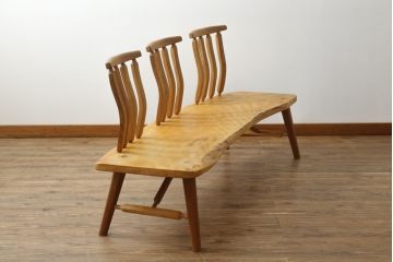 中古　国産　職人手作り品　ユニークなデザインが魅力的　栃の木の座面と栗材の背もたれのベンチ(長椅子、木製ベンチ、板座チェア、3人掛け)(R-071059)