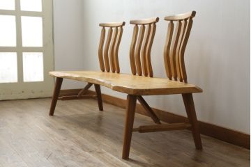 中古　国産　職人手作り品　ユニークなデザインが魅力的　栃の木の座面と栗材の背もたれのベンチ(長椅子、木製ベンチ、板座チェア、3人掛け)(R-071059)
