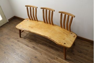 中古　国産　職人手作り品　ユニークなデザインが魅力的　栃の木の座面と栗材の背もたれのベンチ(長椅子、木製ベンチ、板座チェア、3人掛け)(R-071059)
