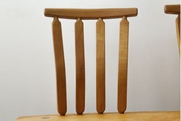 中古　国産　職人手作り品　ユニークなデザインが魅力的　栃の木の座面と栗材の背もたれのベンチ(長椅子、木製ベンチ、板座チェア、3人掛け)(R-071059)