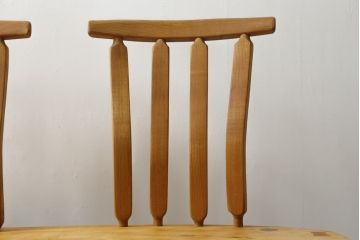 中古　国産　職人手作り品　ユニークなデザインが魅力的　栃の木の座面と栗材の背もたれのベンチ(長椅子、木製ベンチ、板座チェア、3人掛け)(R-071059)