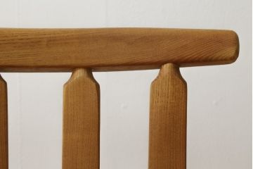 中古　国産　職人手作り品　ユニークなデザインが魅力的　栃の木の座面と栗材の背もたれのベンチ(長椅子、木製ベンチ、板座チェア、3人掛け)(R-071059)