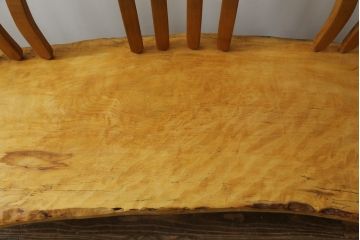中古　国産　職人手作り品　ユニークなデザインが魅力的　栃の木の座面と栗材の背もたれのベンチ(長椅子、木製ベンチ、板座チェア、3人掛け)(R-071059)