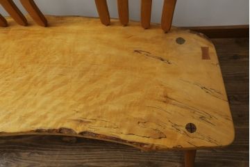 中古　国産　職人手作り品　ユニークなデザインが魅力的　栃の木の座面と栗材の背もたれのベンチ(長椅子、木製ベンチ、板座チェア、3人掛け)(R-071059)