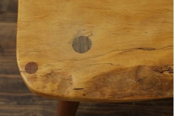 中古　国産　職人手作り品　ユニークなデザインが魅力的　栃の木の座面と栗材の背もたれのベンチ(長椅子、木製ベンチ、板座チェア、3人掛け)(R-071059)