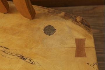 中古　国産　職人手作り品　ユニークなデザインが魅力的　栃の木の座面と栗材の背もたれのベンチ(長椅子、木製ベンチ、板座チェア、3人掛け)(R-071059)