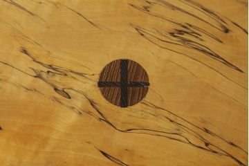 中古　国産　職人手作り品　ユニークなデザインが魅力的　栃の木の座面と栗材の背もたれのベンチ(長椅子、木製ベンチ、板座チェア、3人掛け)(R-071059)