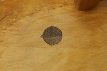 中古　国産　職人手作り品　ユニークなデザインが魅力的　栃の木の座面と栗材の背もたれのベンチ(長椅子、木製ベンチ、板座チェア、3人掛け)(R-071059)
