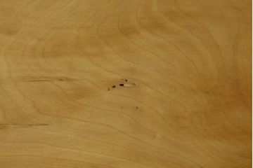 中古　国産　職人手作り品　ユニークなデザインが魅力的　栃の木の座面と栗材の背もたれのベンチ(長椅子、木製ベンチ、板座チェア、3人掛け)(R-071059)