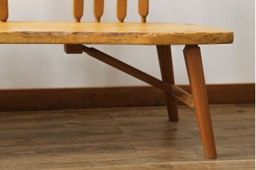 中古　国産　職人手作り品　ユニークなデザインが魅力的　栃の木の座面と栗材の背もたれのベンチ(長椅子、木製ベンチ、板座チェア、3人掛け)(R-071059)