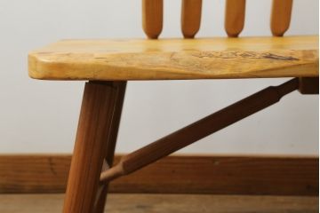 中古　国産　職人手作り品　ユニークなデザインが魅力的　栃の木の座面と栗材の背もたれのベンチ(長椅子、木製ベンチ、板座チェア、3人掛け)(R-071059)