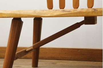 中古　国産　職人手作り品　ユニークなデザインが魅力的　栃の木の座面と栗材の背もたれのベンチ(長椅子、木製ベンチ、板座チェア、3人掛け)(R-071059)