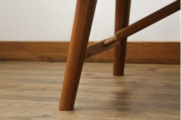 中古　国産　職人手作り品　ユニークなデザインが魅力的　栃の木の座面と栗材の背もたれのベンチ(長椅子、木製ベンチ、板座チェア、3人掛け)(R-071059)
