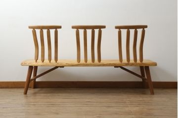 中古　国産　職人手作り品　ユニークなデザインが魅力的　栃の木の座面と栗材の背もたれのベンチ(長椅子、木製ベンチ、板座チェア、3人掛け)(R-071059)