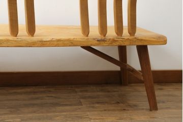 中古　国産　職人手作り品　ユニークなデザインが魅力的　栃の木の座面と栗材の背もたれのベンチ(長椅子、木製ベンチ、板座チェア、3人掛け)(R-071059)