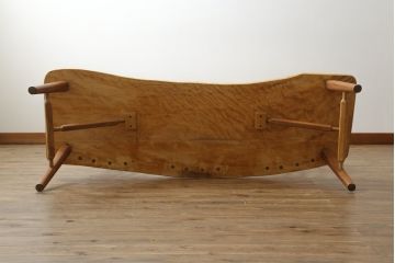 中古　国産　職人手作り品　ユニークなデザインが魅力的　栃の木の座面と栗材の背もたれのベンチ(長椅子、木製ベンチ、板座チェア、3人掛け)(R-071059)