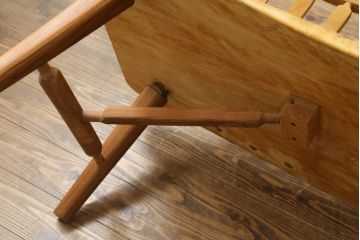 中古　国産　職人手作り品　ユニークなデザインが魅力的　栃の木の座面と栗材の背もたれのベンチ(長椅子、木製ベンチ、板座チェア、3人掛け)(R-071059)