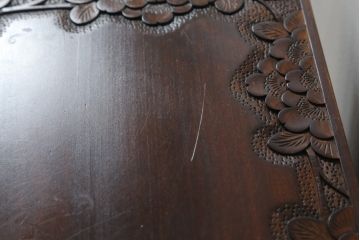 中古　伝統工芸　軽井沢彫り　桜の彫りが優美な小振りのチェスト(サイドチェスト、小物収納、小箪笥、収納箪笥、引き出し)(R-071060)