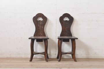 中古　美品　軽井沢彫り　シックな色合いと華やかな桜の彫刻が美しいチェア2脚セット(板座チェア、ダイニングチェア、イス、椅子、バラ売り可能)(R-071062)